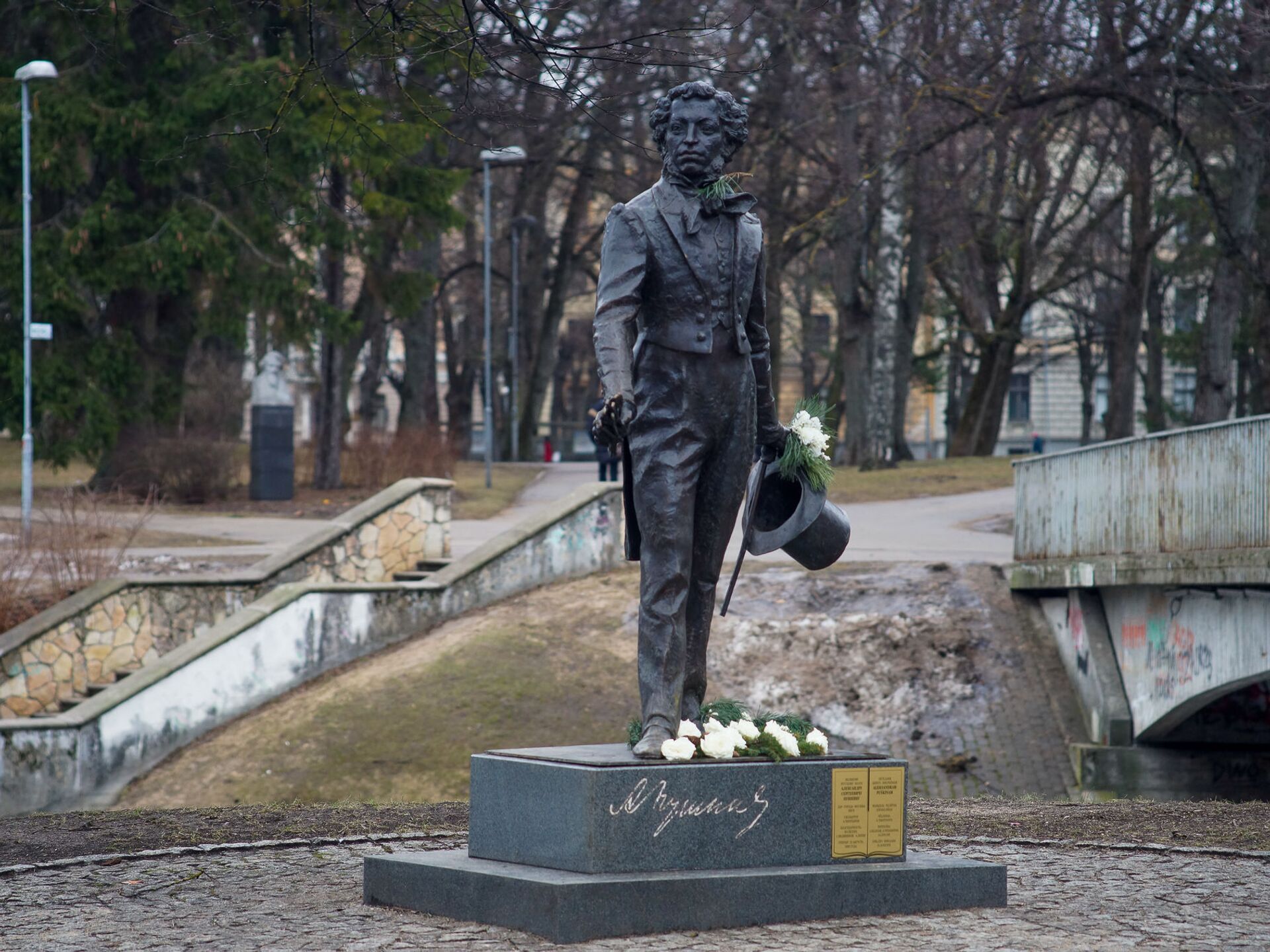 В Риге местные власти тайно снесли памятник Пушкину