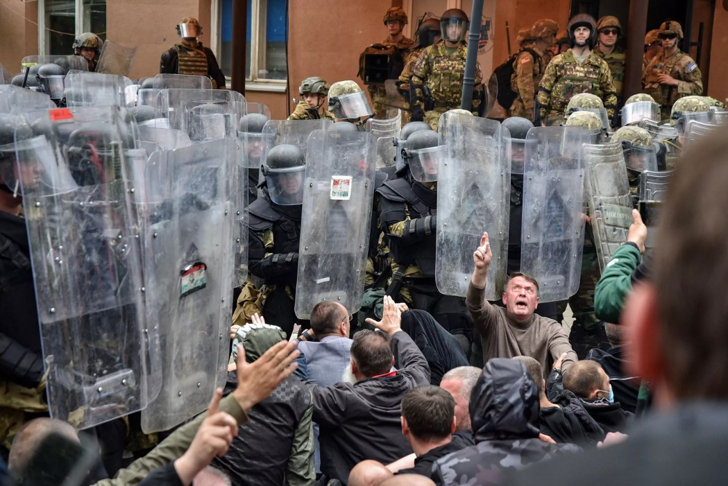 НАТО перебрасывает в Косово еще 700 спецназовцев для захвата сербских муниципалитетов 