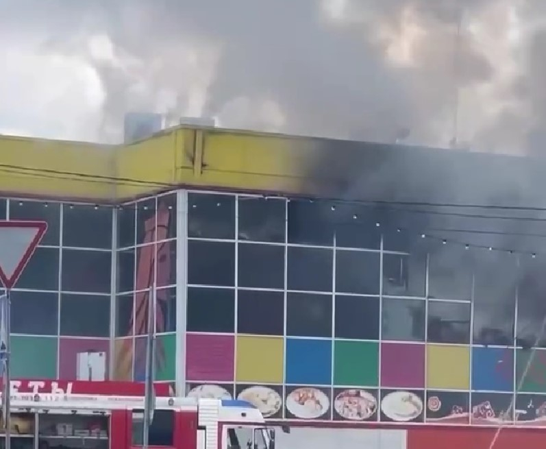 В Подмосковье крупный пожар в ТЦ - с места поднимается столб дыма