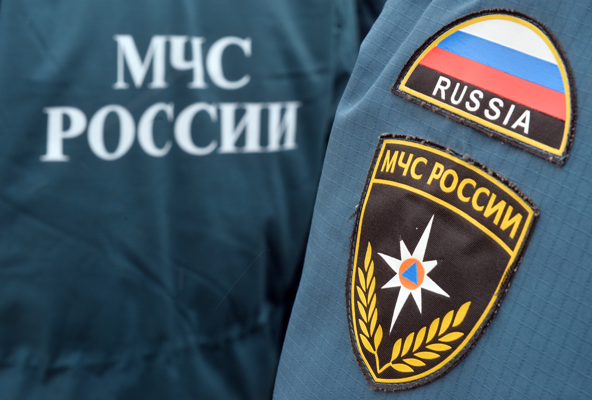 Герои дня - сотрудники МЧС в Курске спасли девушку, которая хотела выпрыгнуть из окна