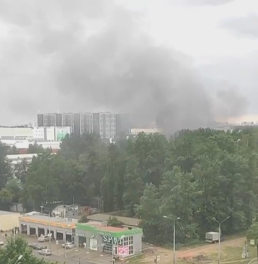В Петербурге загорелся гаражный кооператив — тушить пожар прибыло уже семь нарядов