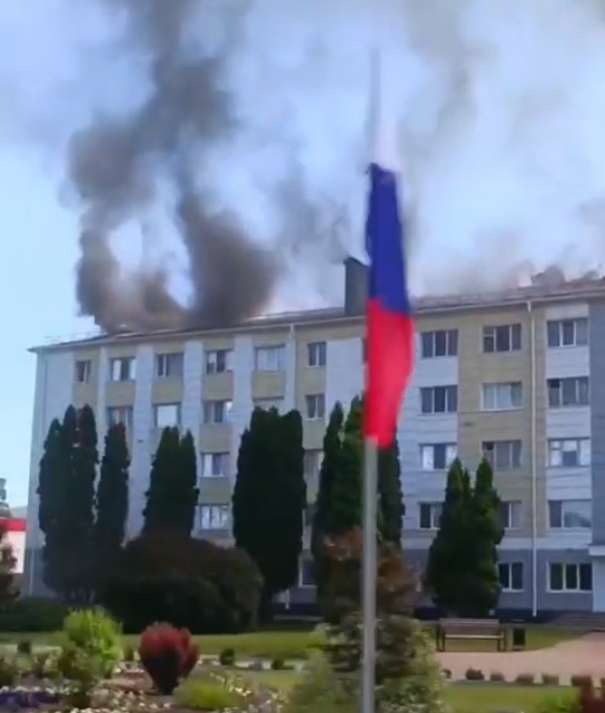 Из-за ударов ВСУ по Шебекино Белгородской области загорелась многоэтажка