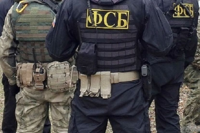 Мужчина получил 8,5 лет за брошенный коктейль Молотова в здание ФСБ
