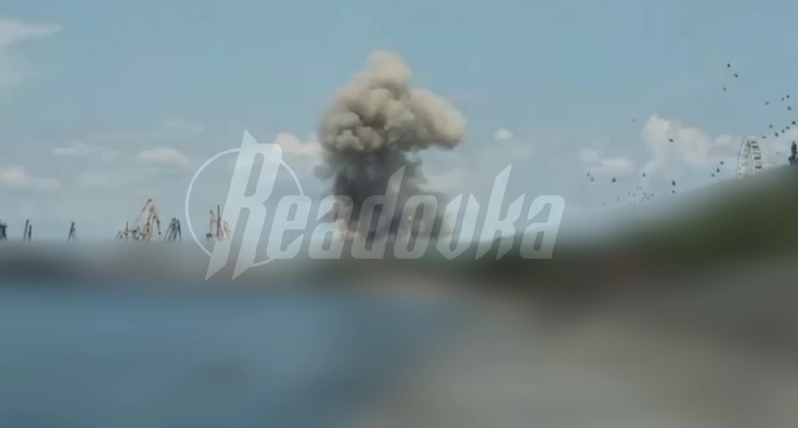 ВСУ обстреляли Бердянск - над городом поднимается столб дыма