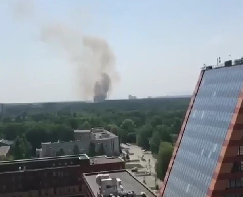 В Новосибирске загорелась вся кровля Центральной клинической больницы 