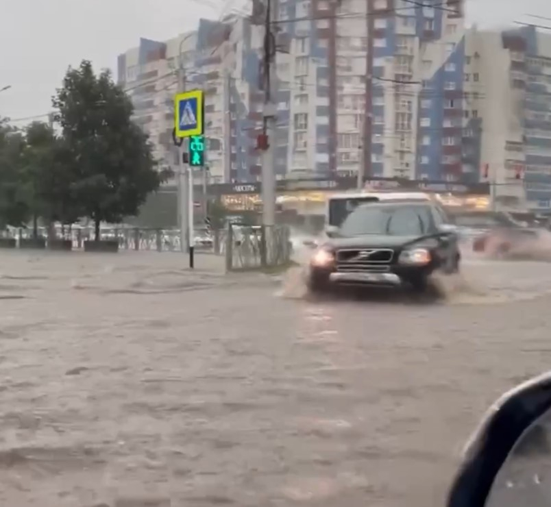На Ставрополь обрушилась непогода — город затопило из-за проливных дождей