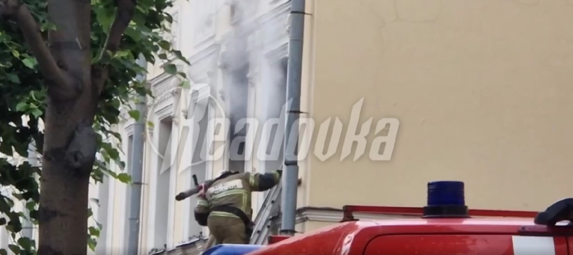В Москве загорелось здание в Оружейном переулке — улицу заволокло дымом