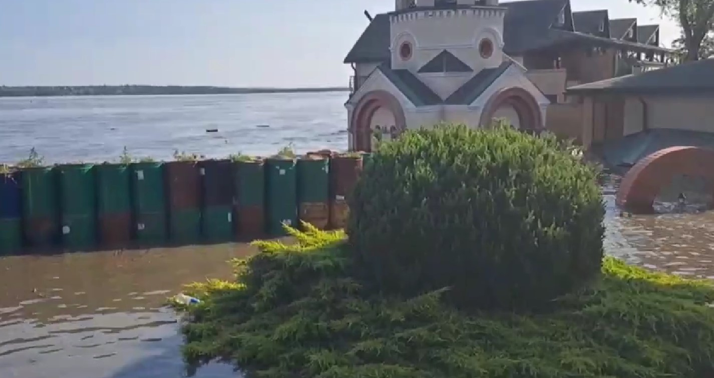 Вода из разрушенной Каховской ГЭС подтапливает населенные пункты Херсонской области