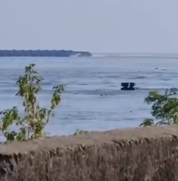 Дамба Каховской ГЭС полностью ушла под воду - видео