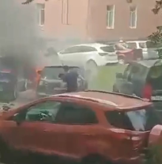 В Подмосковье мужчина спас девочку из горящей запертой машины