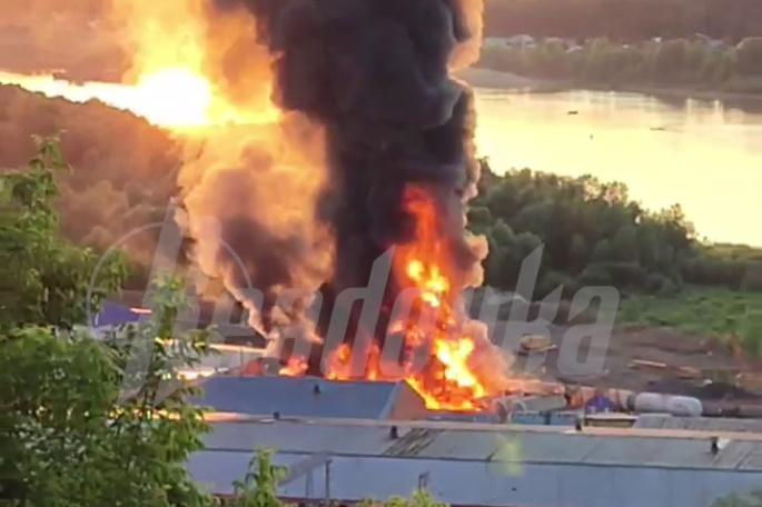 Все небо Уфы заволокло дымом пожара