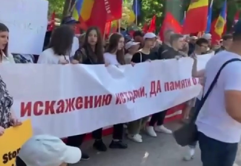 В Кишиневе начались протесты - люди выступают против переименования и переноса празднования Дня Победы на 8 мая