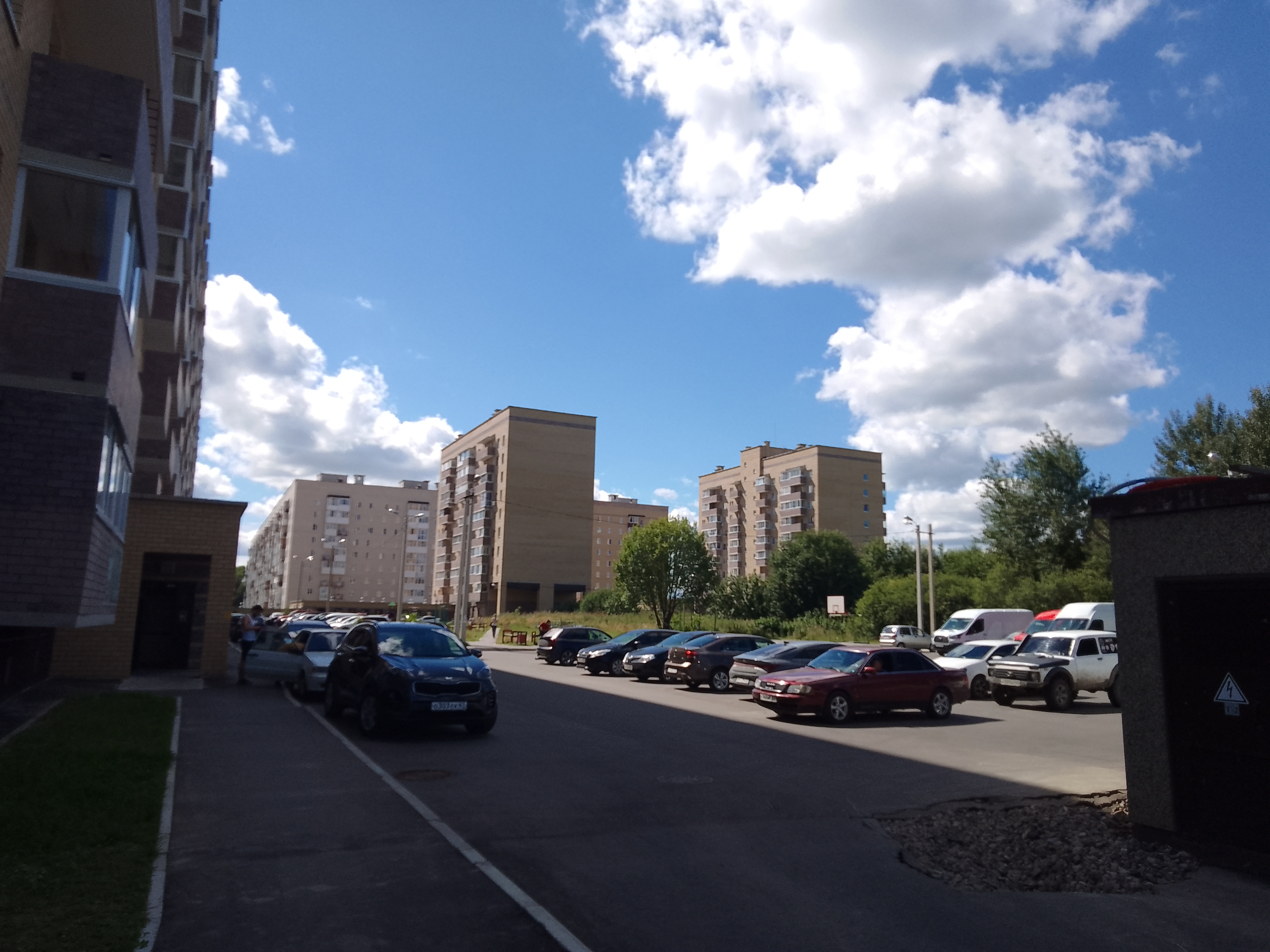 Более 1 000 000 отечественных авто поступит в продажу в России за 2023 год
