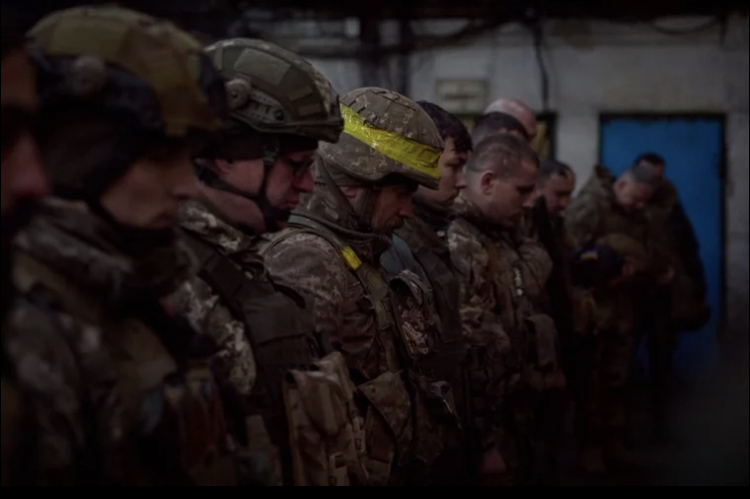 Украинские боевики массово сдаются в плен бойцам РФ на разных направлениях