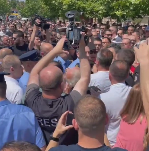 В Косово «полицейский» из Приштины наехал на толпу протестующих сербов