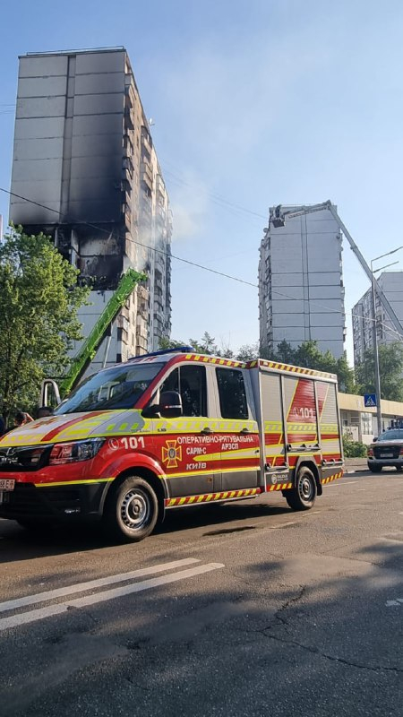В Киеве после взрыва газа загорелся многоэтажный дом
