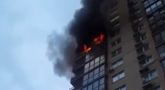 Москвичи прыгают из окон горящей многоэтажки