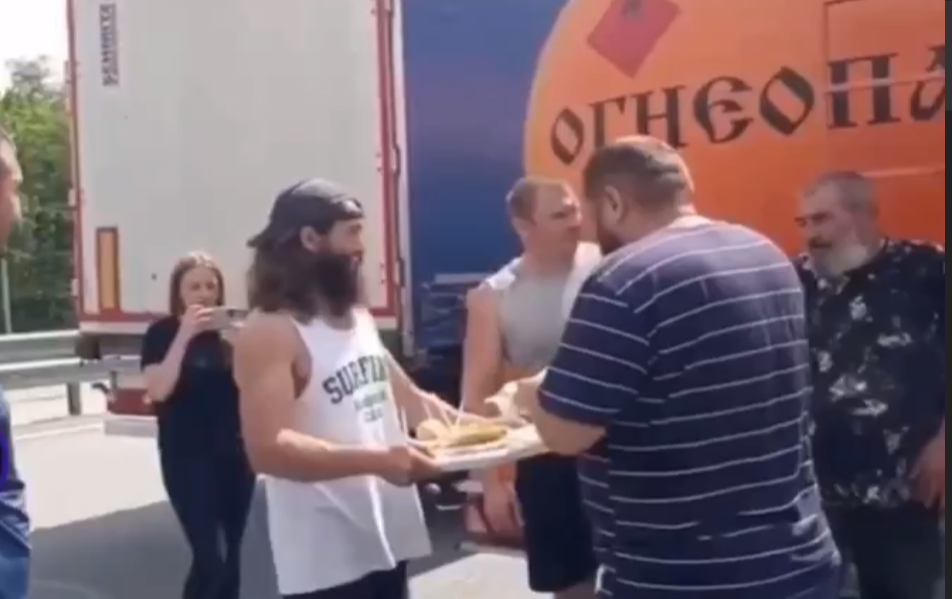 Волонтеры принесли еду и воду водителям, застрявшим на трассах в Подмосковье