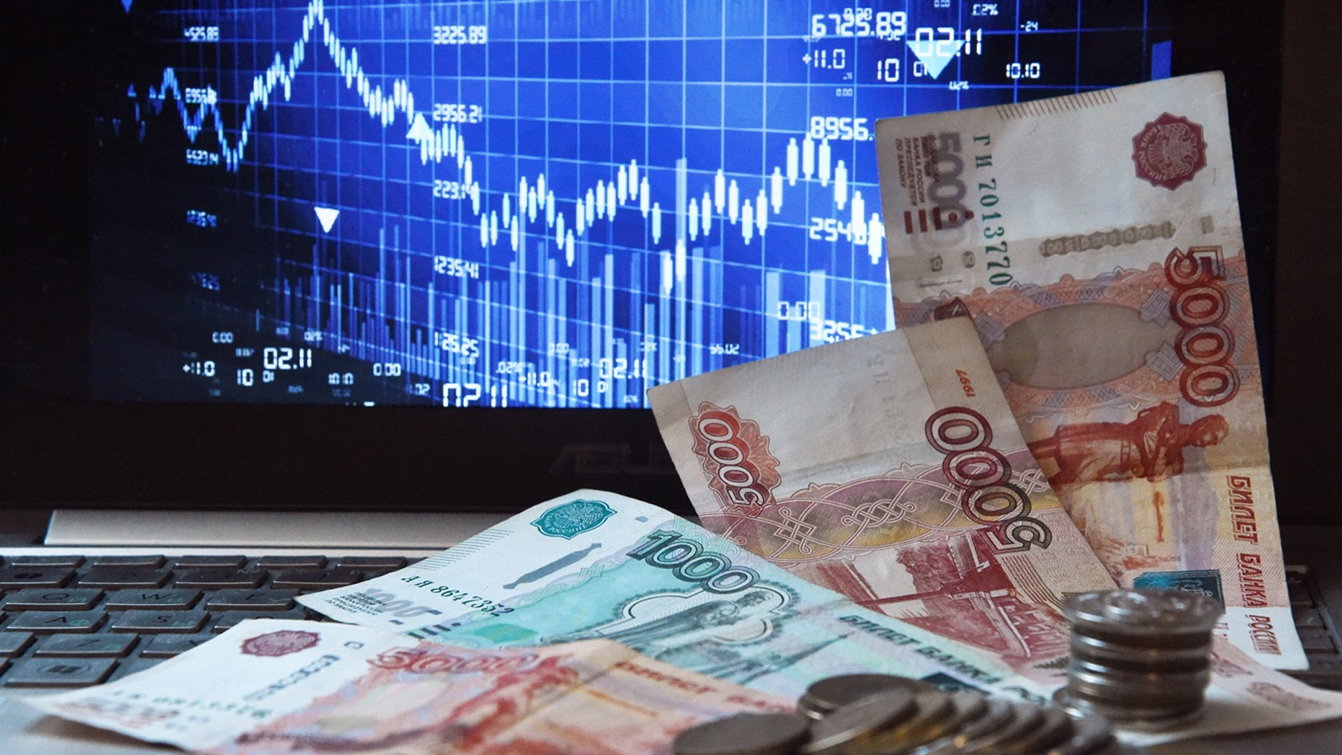 Курсы обмена валют продолжают снижаться после резкого скачка в выходные