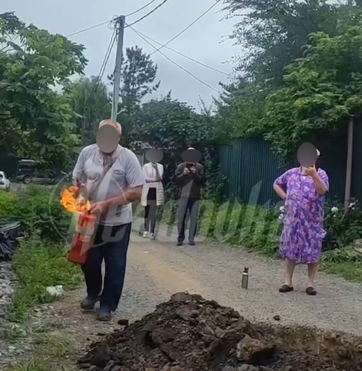 Причиной конфликта в Приморье, в котором в ход пошли гарпун и огнемет, стал долг за коммуналку