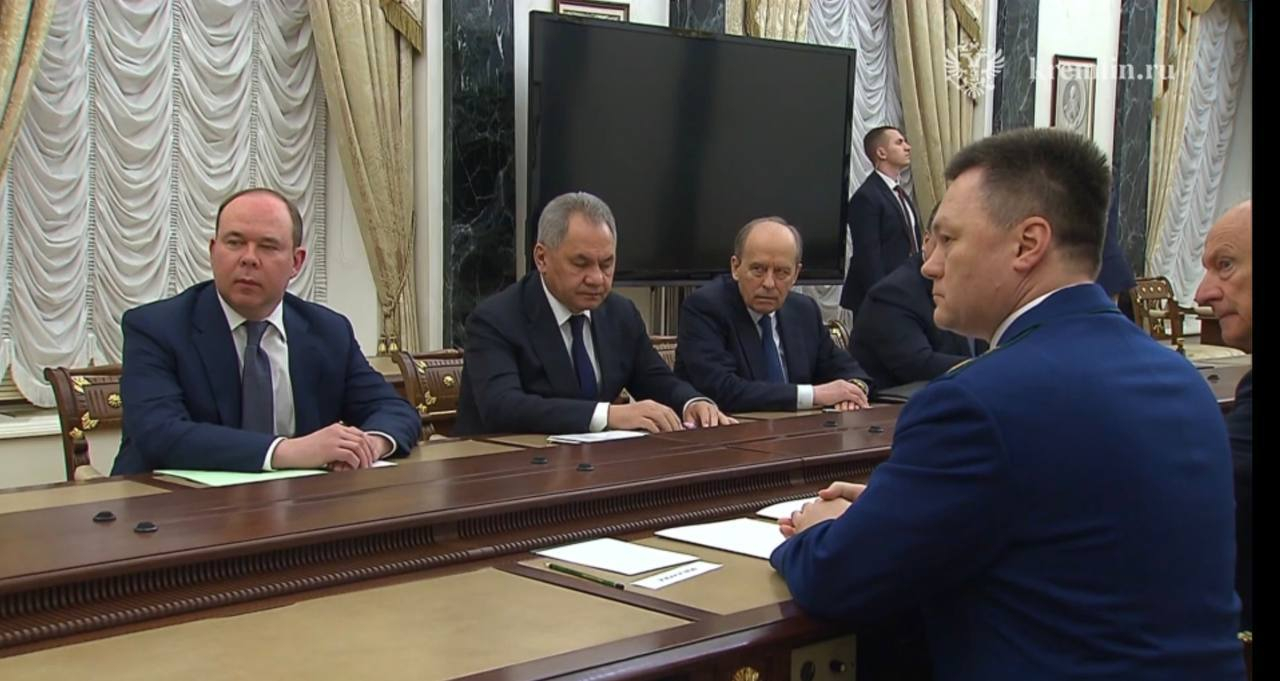 Владимир Путин провел совещание с участием руководителей силовых ведомств
