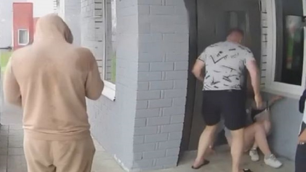 В Брянске возле многоэтажки мужчина плотного телосложения избил кулаками хрупкую девушку