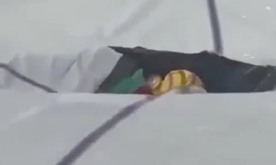 Появилось видео с трагическим исчезновением людей из потерявшего целостность бассейна