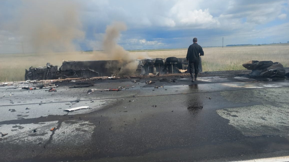 Под Новосибирском столкнулись три фуры - погиб один водитель