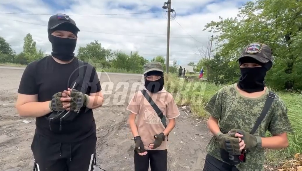 Подростки из ДНР организовали свой собственный блокпост, на котором встречают и поддерживают российских военнослужащих