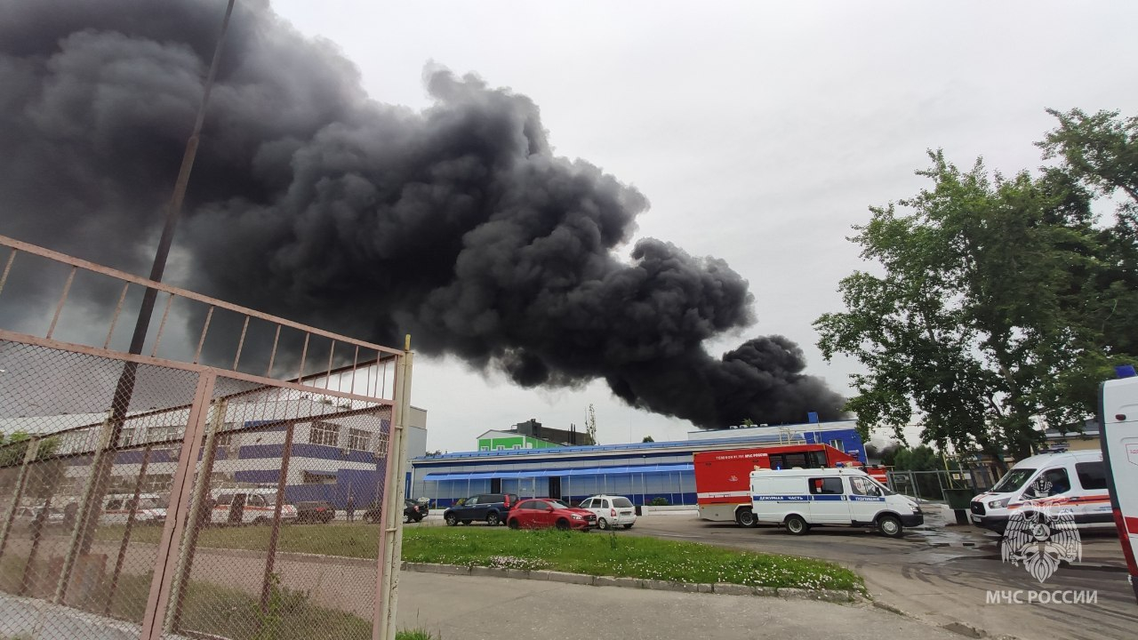 В Нижнем Новгороде на химическом заводе прогремел взрыв, сильный пожар окутал объект