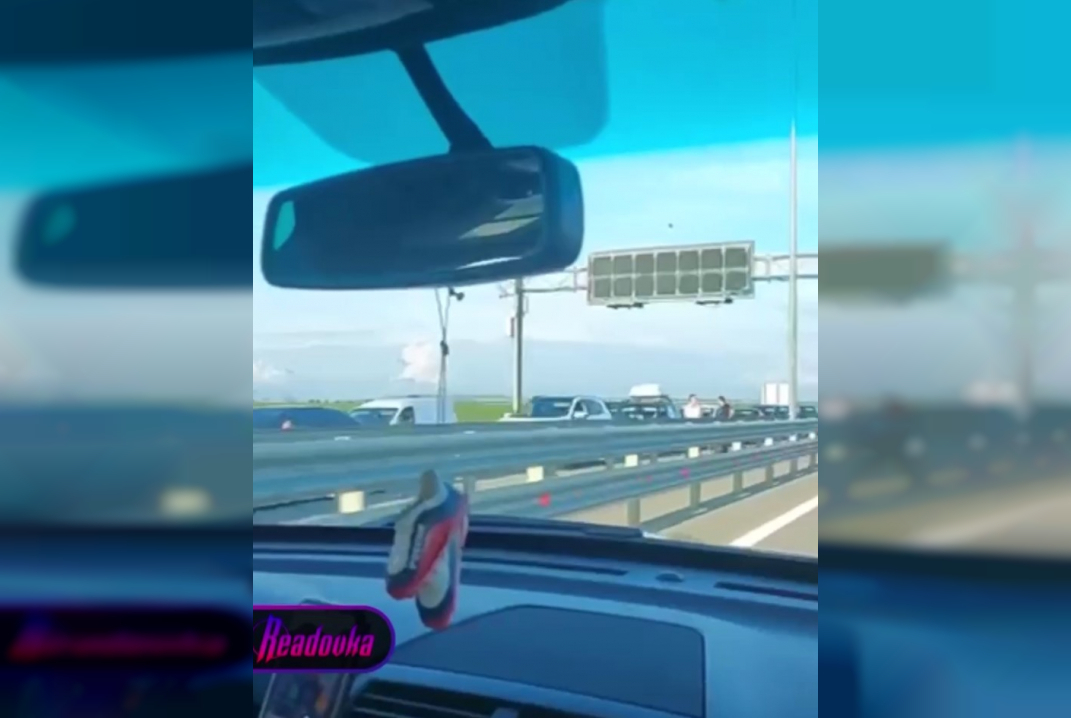 Перед въездом на Крымский мост образовалась многокилометровая пробка