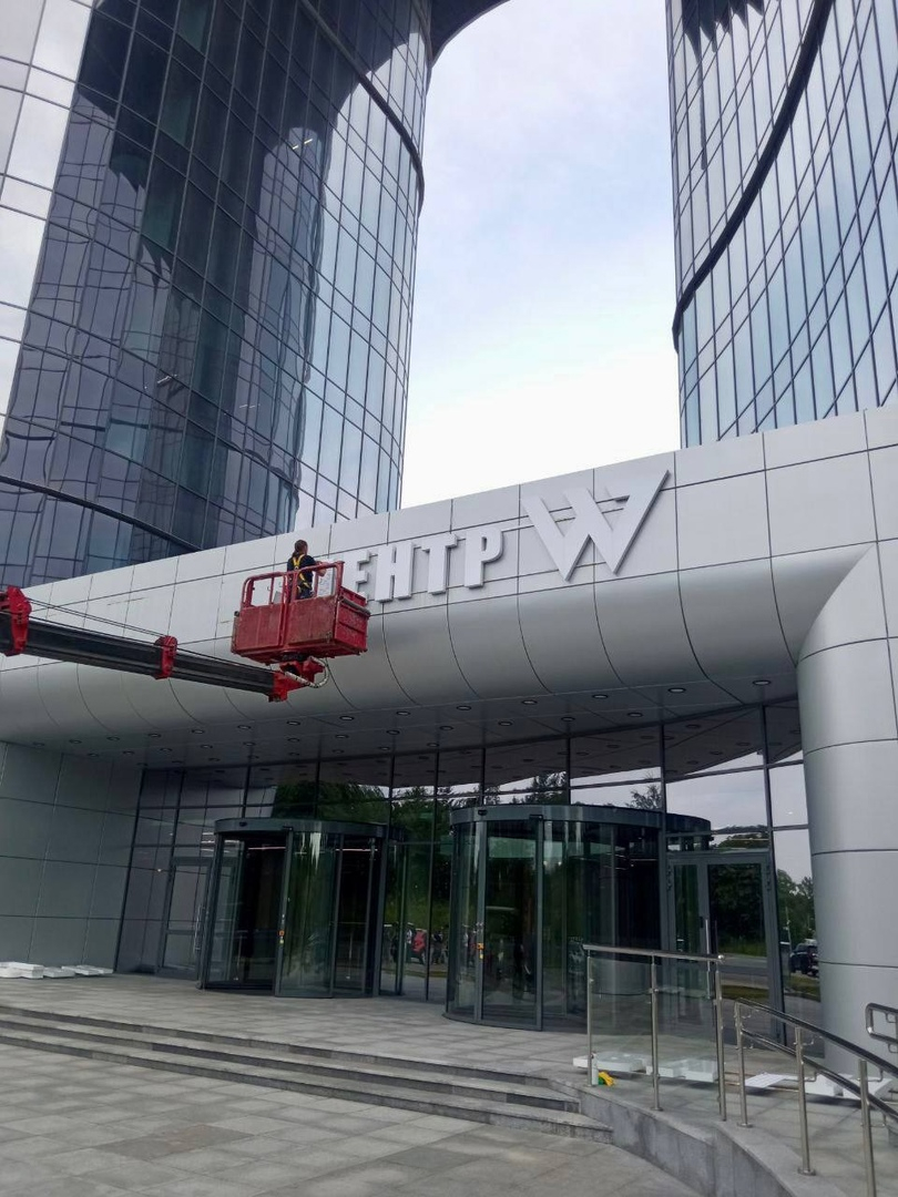 С петербургского бизнес-центра исчезла вывеска ЧВК 
