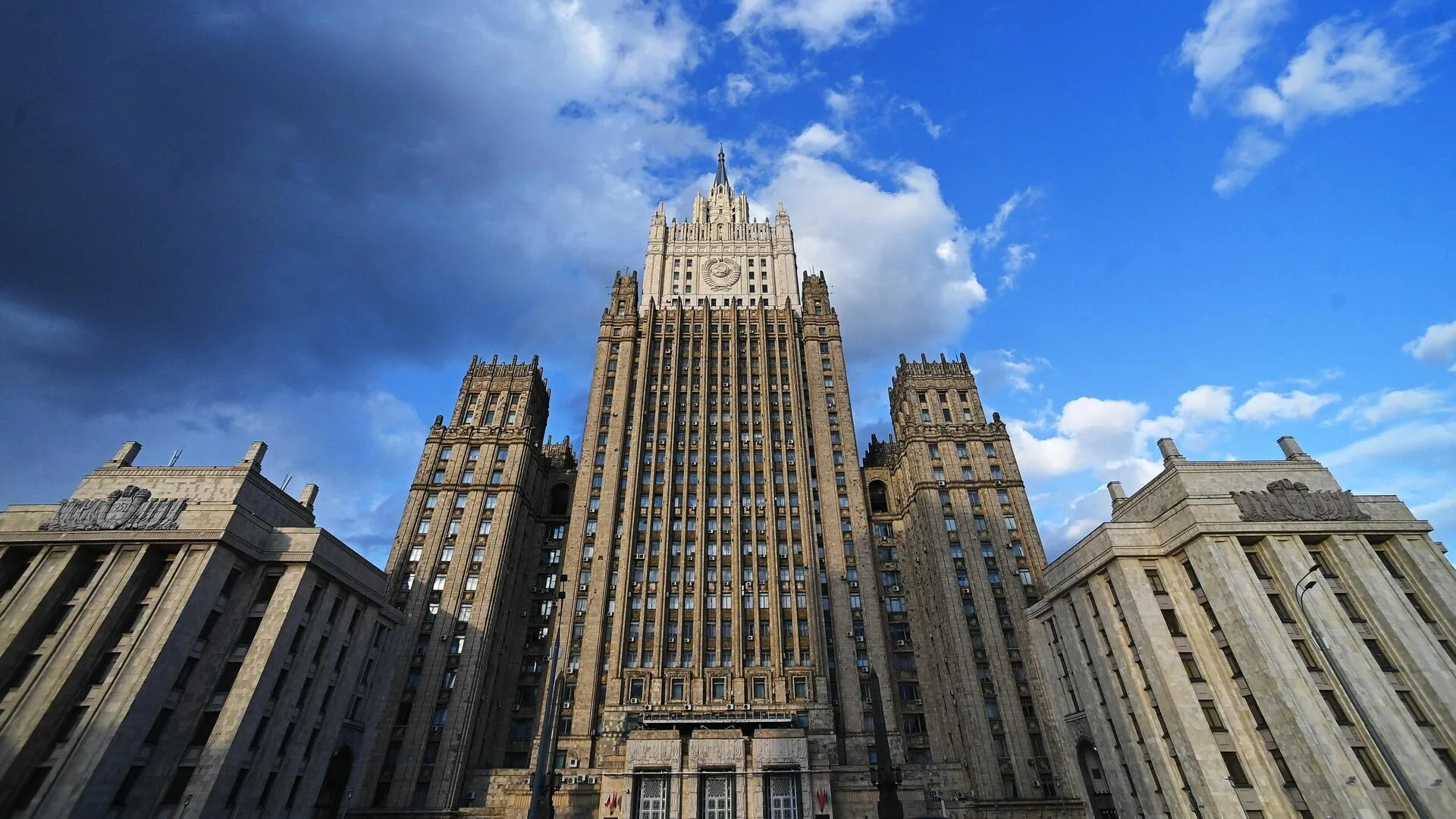 Никакой альтернативы переподключению Россельхозбанка к SWIFT не существует, считают в МИД РФ