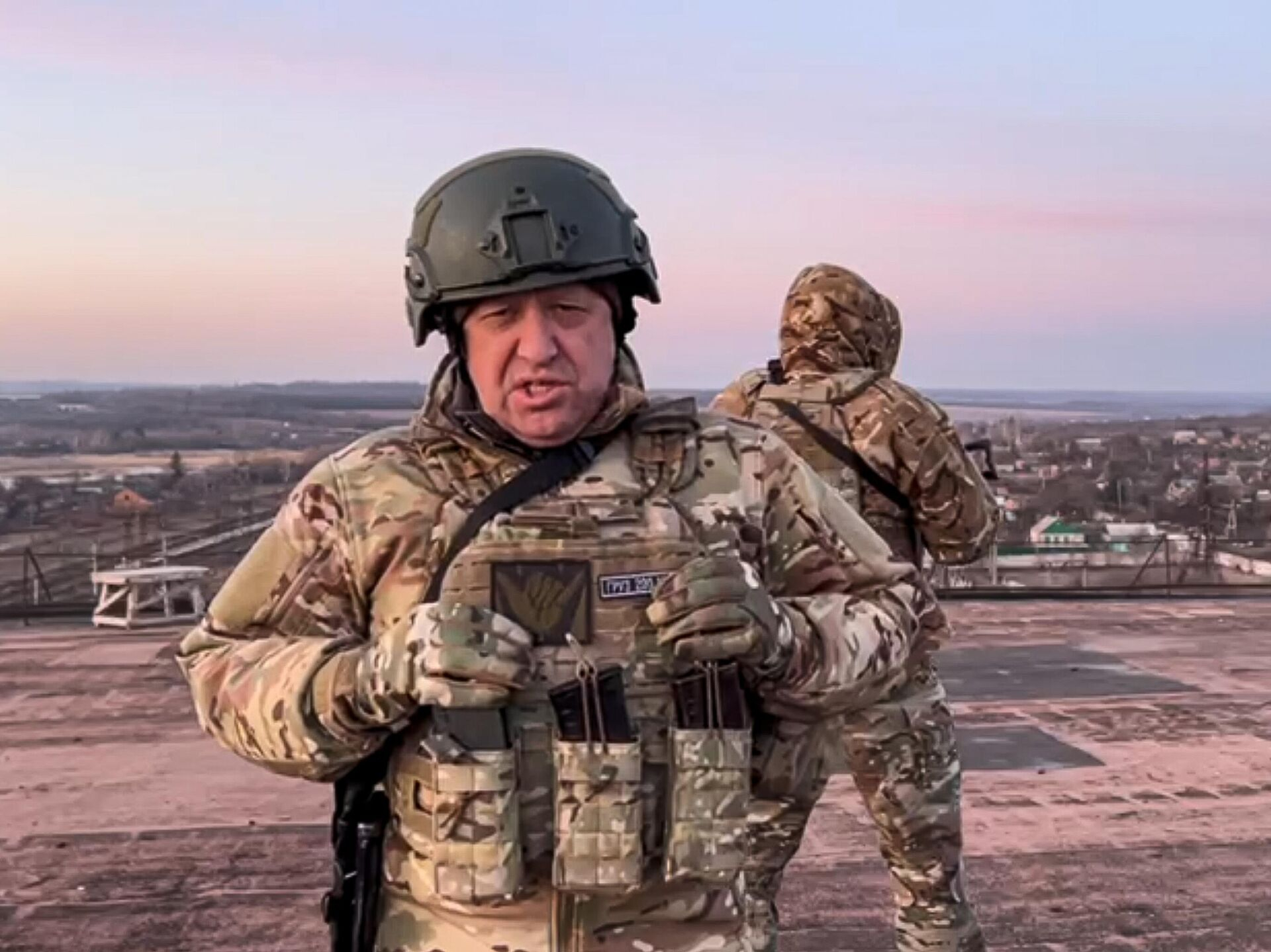 Куча оружия, париков и золотых слитков: что обнаружили в доме Пригожина во время обысков