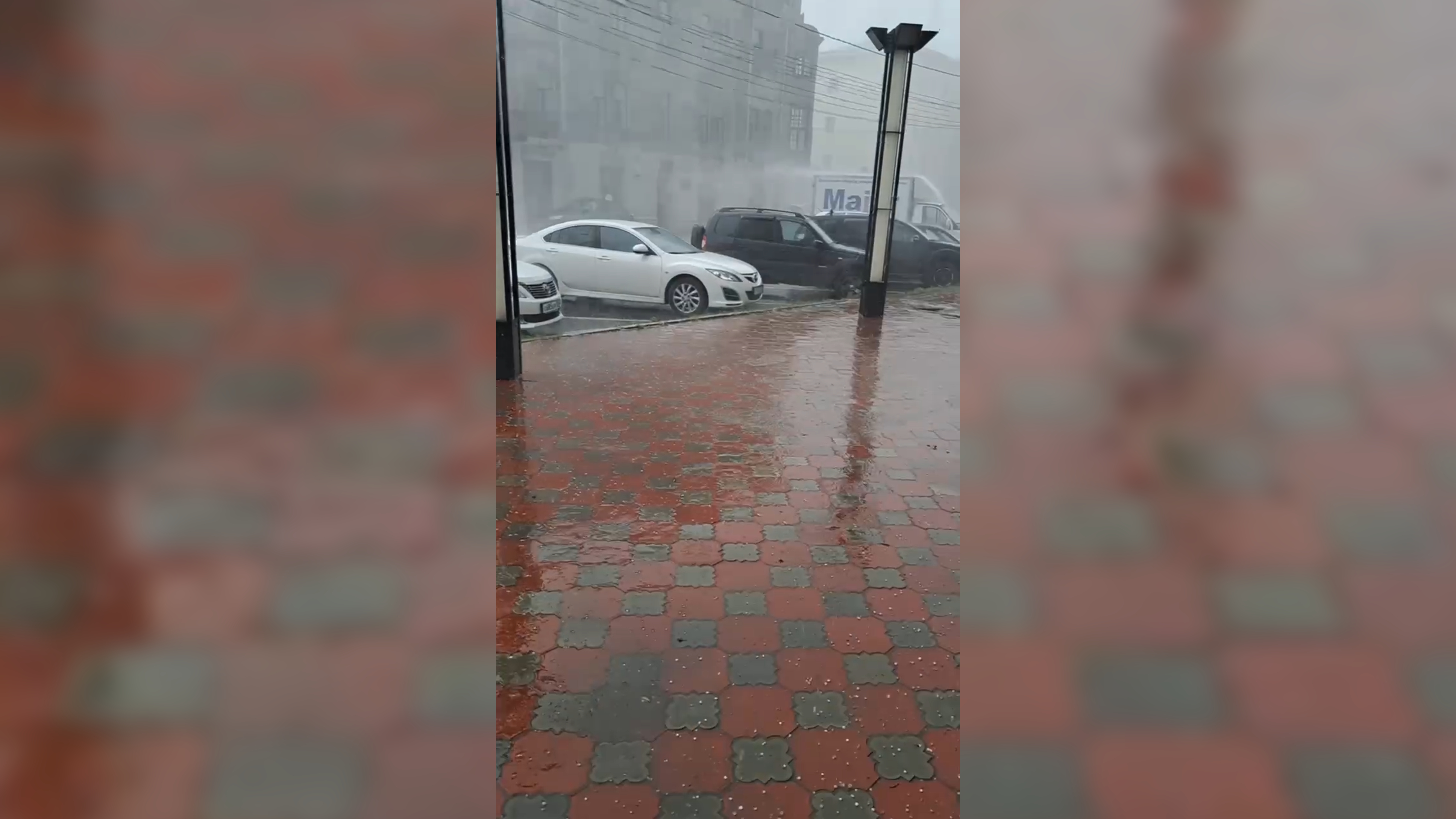 Мощный ливень превратил Омск в Венецию: затоплены ТЦ, переходы и дороги