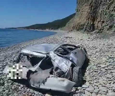 Под Новороссийском автоледи на иномарке сорвалась с 50-метрового обрыва