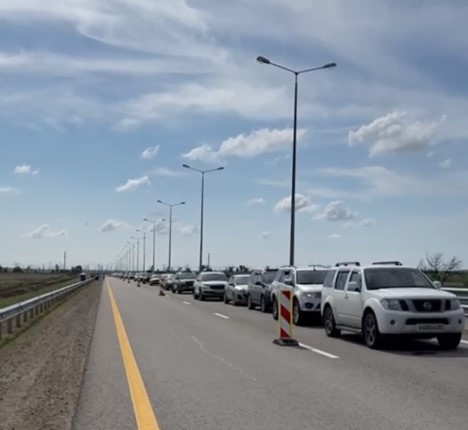 В пробке у Крымского моста стоят свыше 1,2 тыс машин