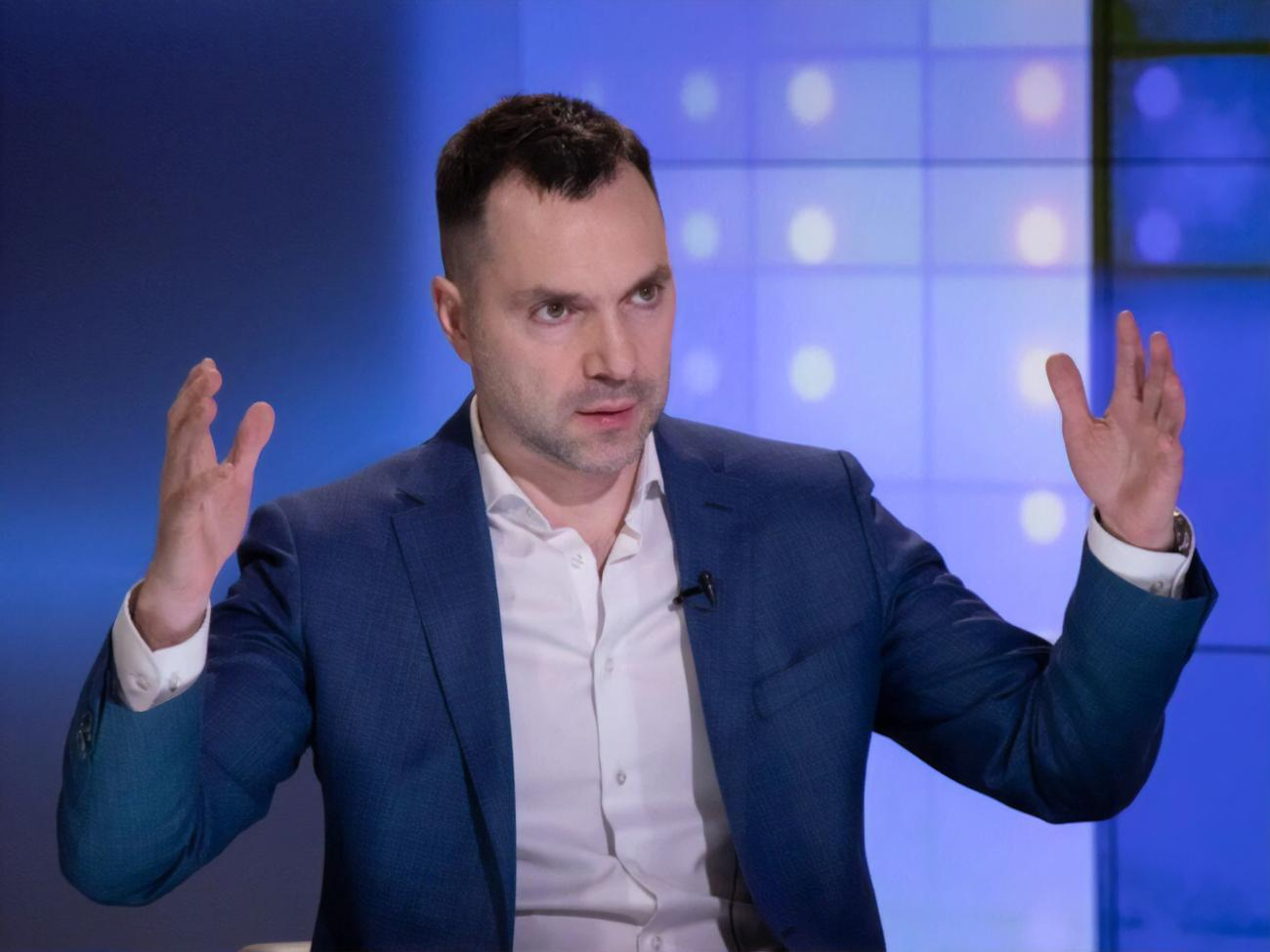 Арестович признался, что Украина отбирает деньги западных налогоплательщиков