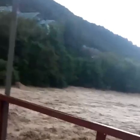Пригород Туапсе оказался под водой - федеральную трассу до Сочи перекрыли из-за сильных дождей