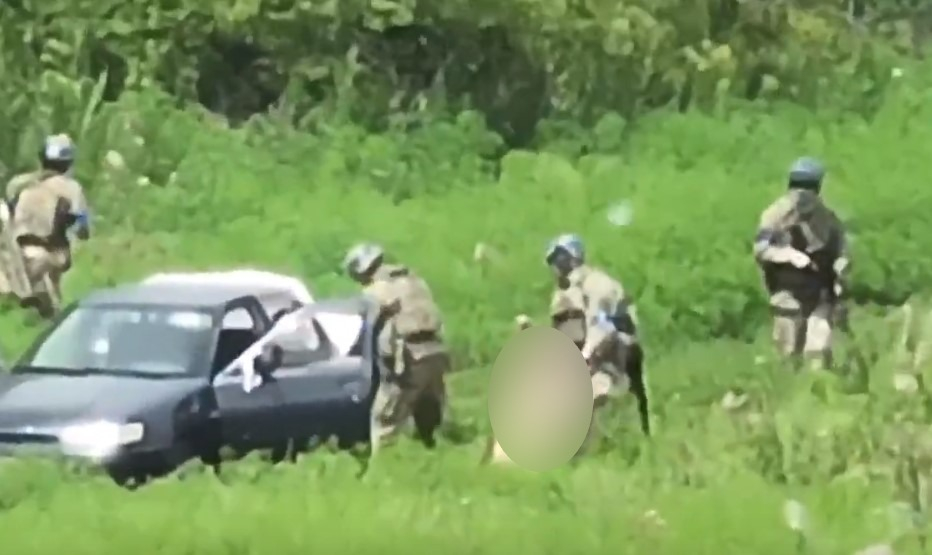 Украинские боевики расстреляли гражданскую машину и попытались скрыть тела убитых мирных людей