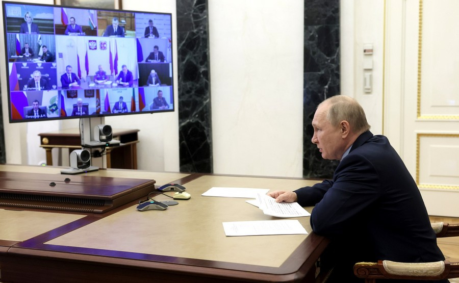 Путин обсудил дополнительные меры защиты критически важных объектов