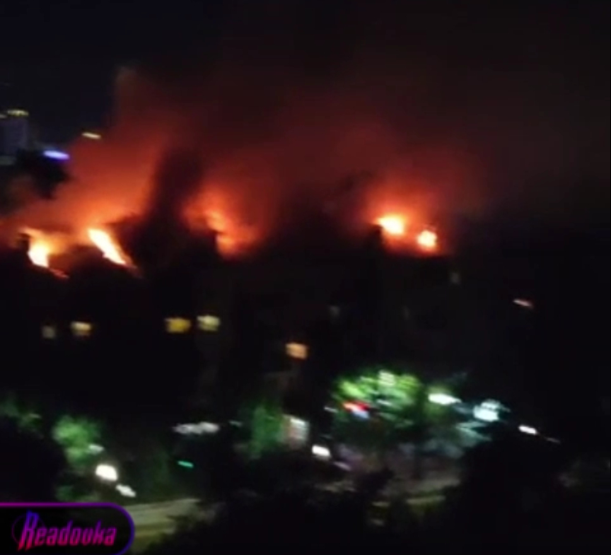 Огонь охватил крышу пятиэтажки в Омске