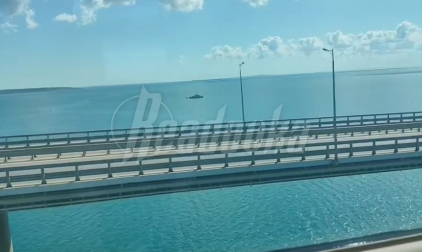 В районе Крымского моста акваторию патрулирует военный катер