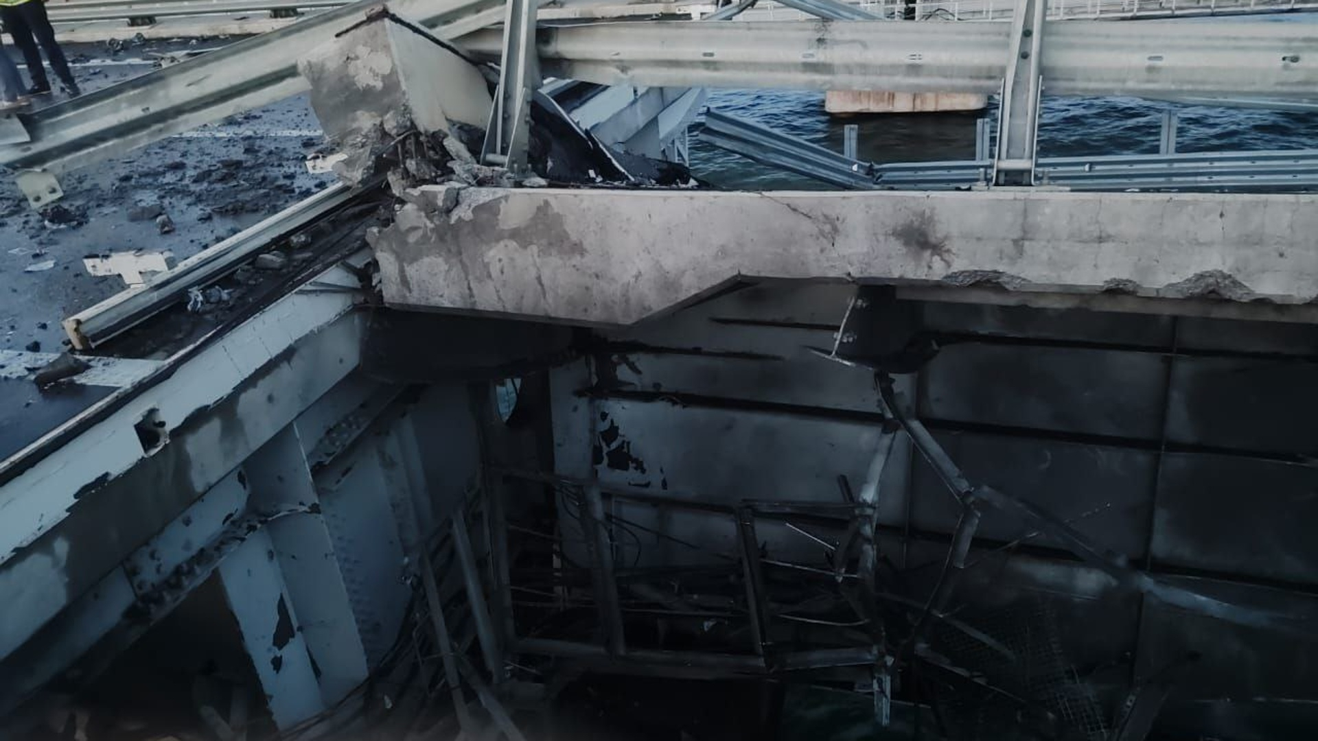 «Вы не могли взорвать мост на час попозже?»: реакция двух туристок из Краснодарского края на теракт украинских боевиков