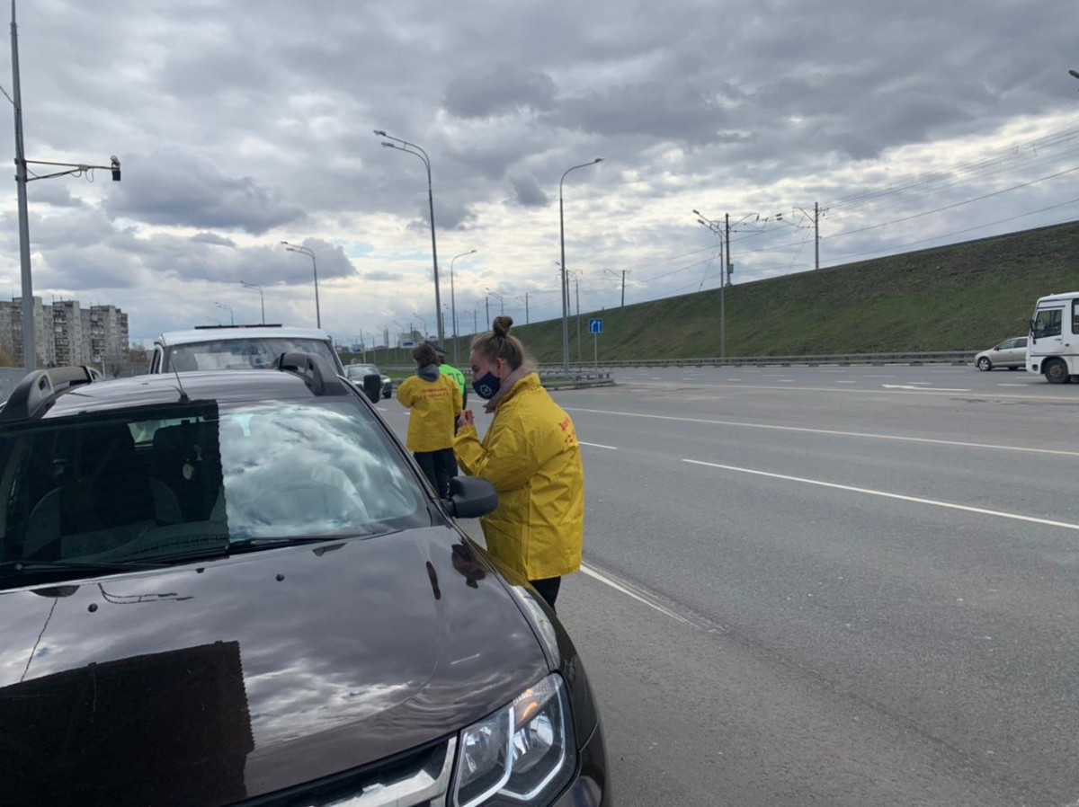 В Херсонской области волонтеры помогают водителям, выбравшим альтернативные пути объезда