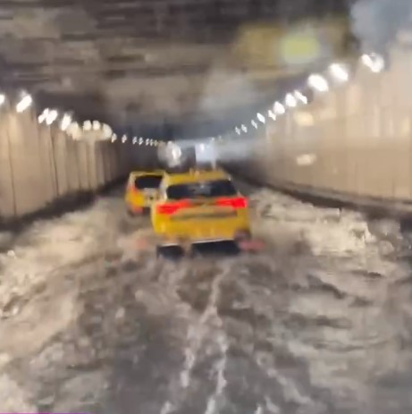 Мощный ливень добрался до центра Москвы