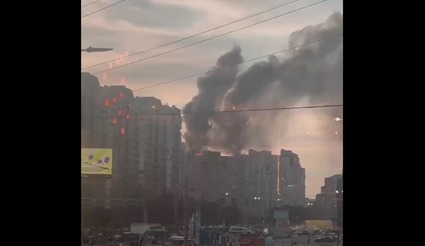 В Петербурге пожар на крыше жилого дома 