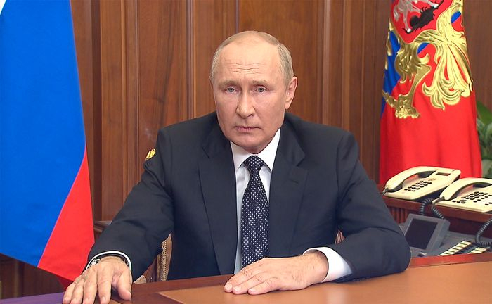 Путин: Арктическая зона стратегически важна для России 