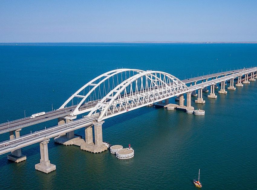 Кадры с Крымского моста, где была объявлена воздушная тревога