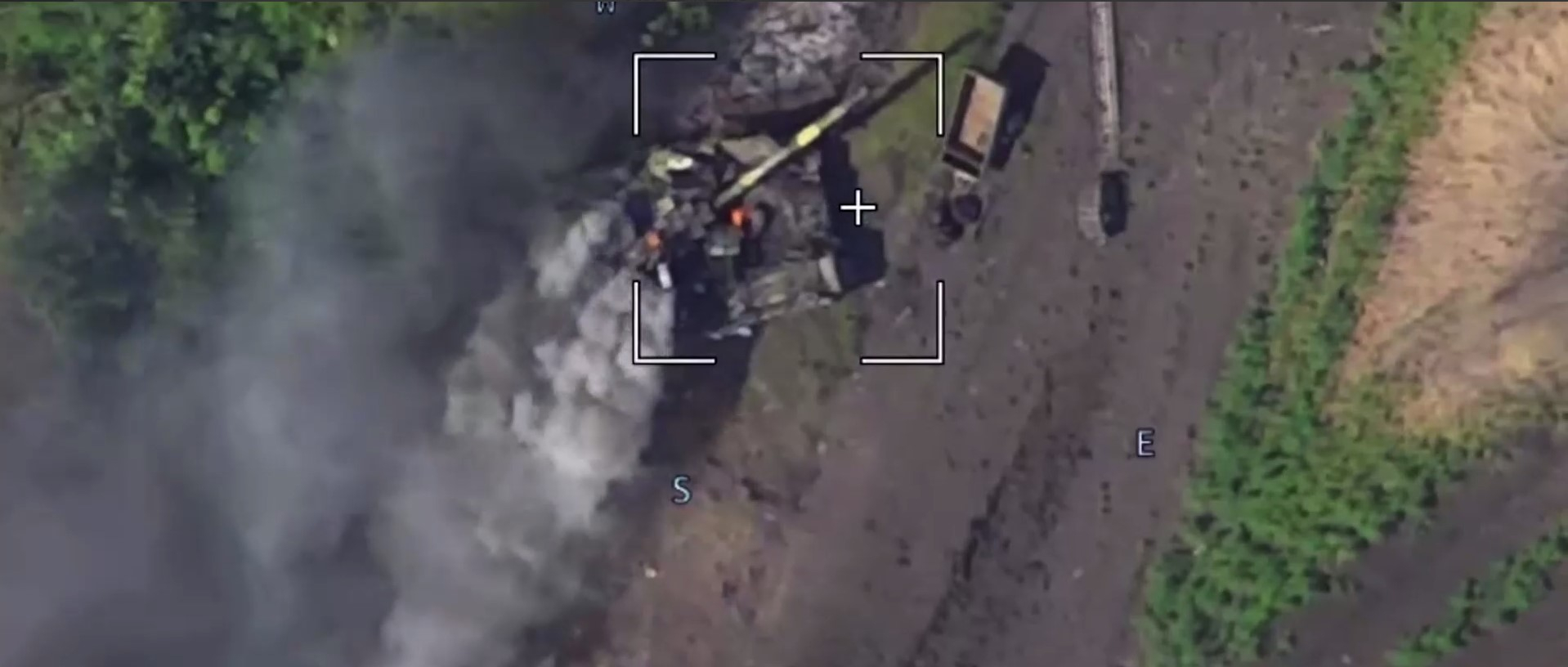 Украинские военные бросили танк и спешно убежали после того как он наехал на мину